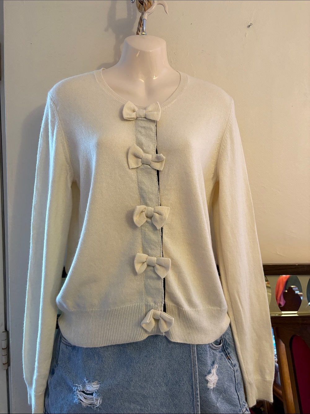 Women's Cream Bow-Accent Knit Cardigan. Cachemire
